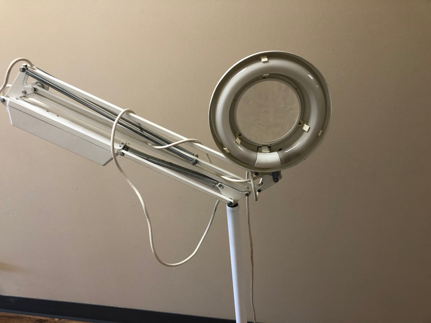 Lampe Loupe Médicale sur Pied avec roulettes éclairage circulaire Fluorescent