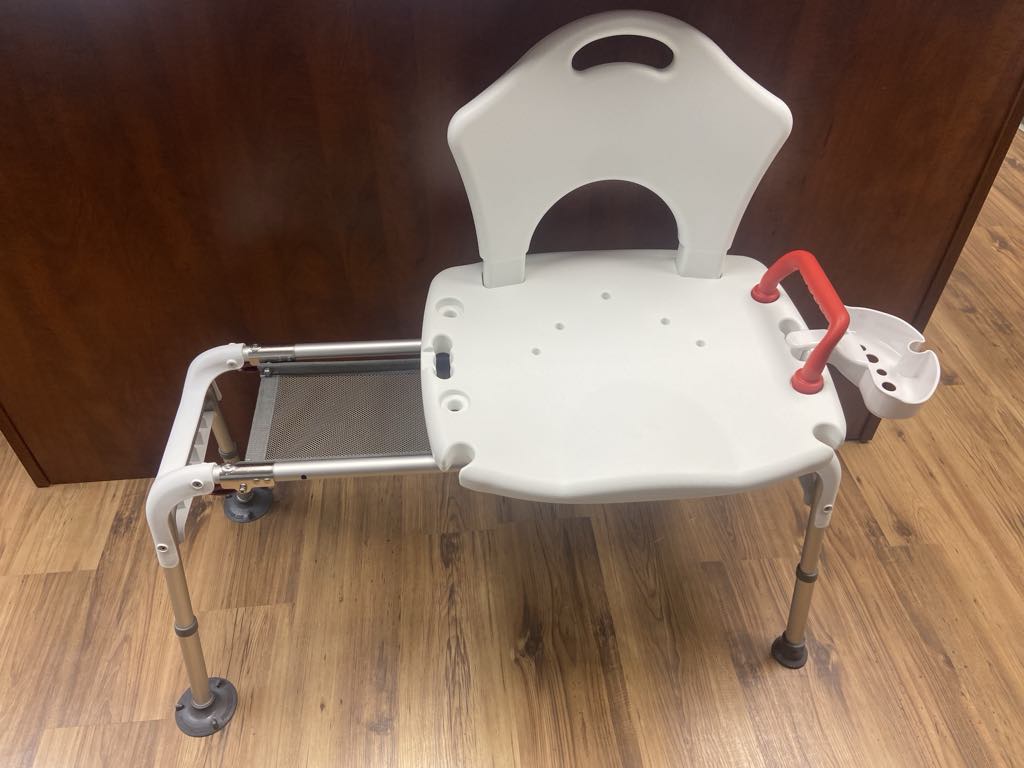 Location – Banc de transfert de bain avec dossier et poignée de sécurité,30$/s dépôt de caution remboursable si pas de bris.
