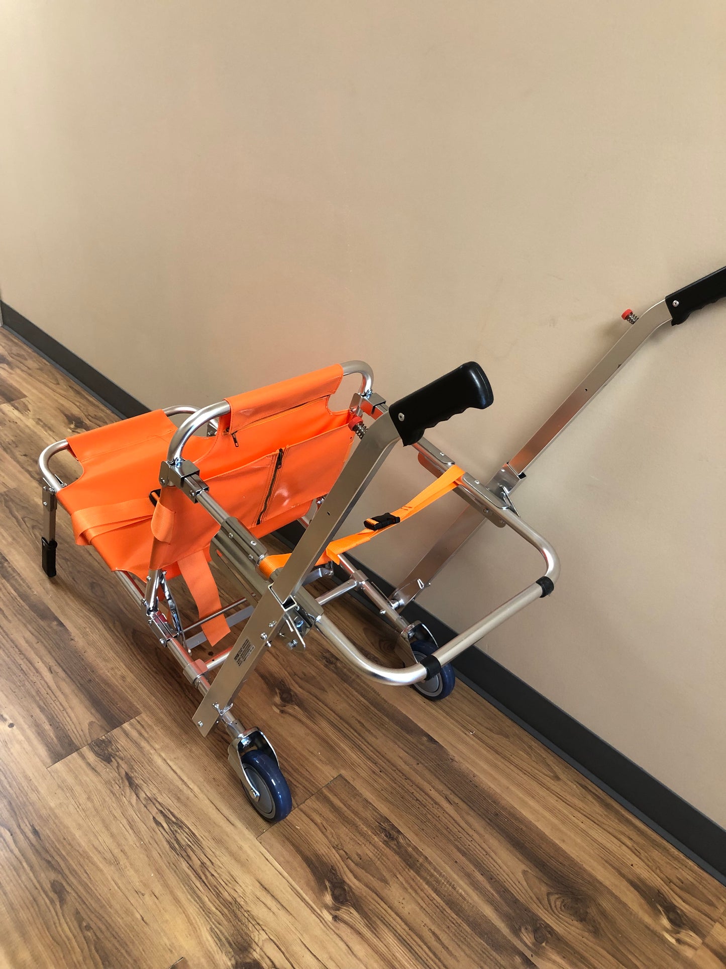 Chaise-brancard d’évacuation pliante orange ( 159 kg)( 300 lb)
LOCATION DISPONIBLE
100$/ semaine , 300$ / mois