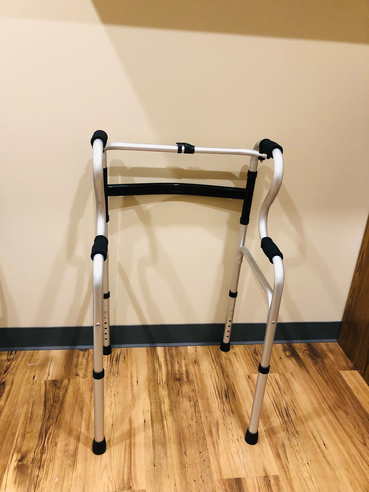 Déambulateur pliable avec poignées multiples pour assistance debout , LOCATION DISPONIBLE
Oui
Tarif recommandé : 25$ / semaine