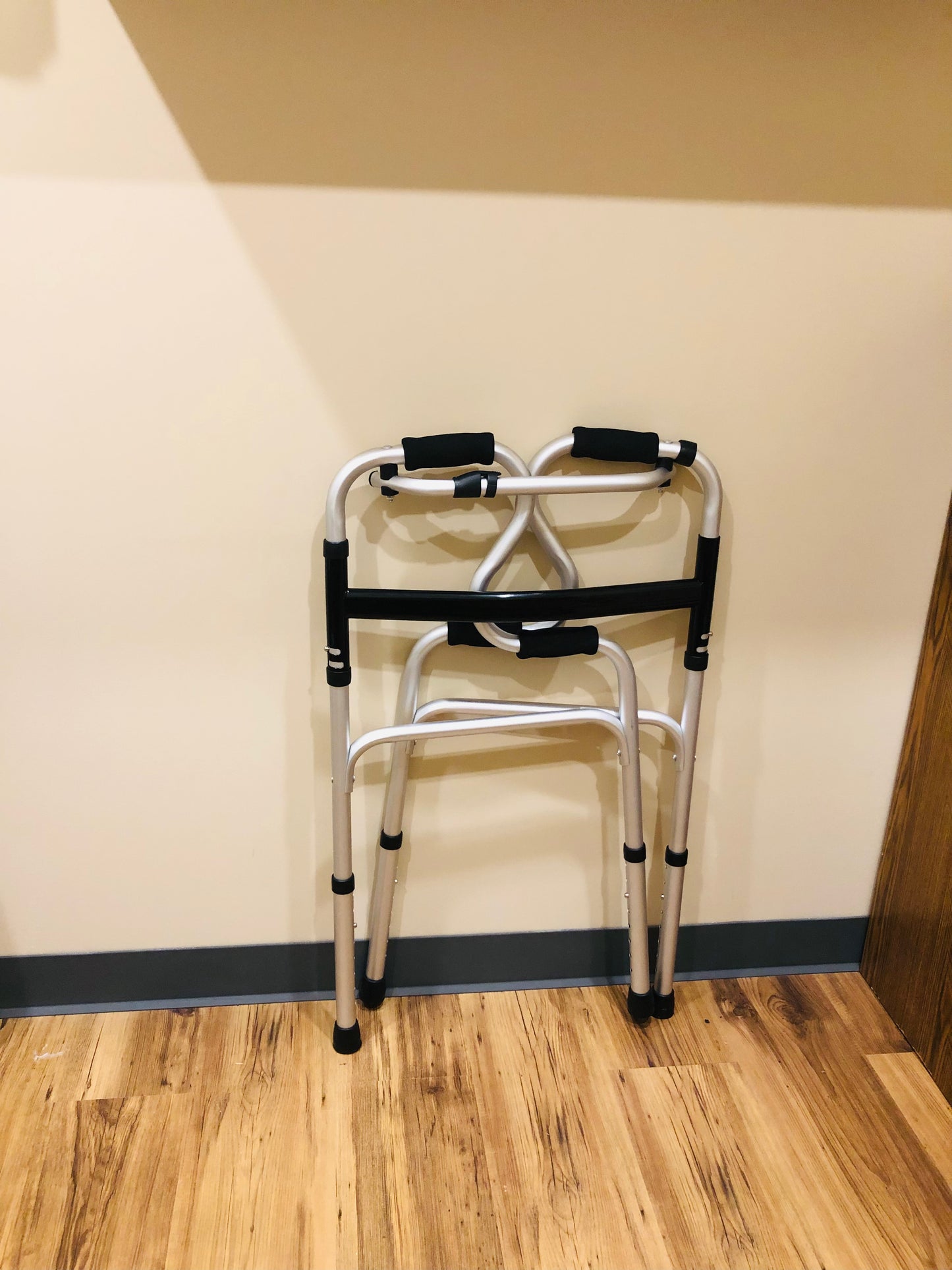 Déambulateur pliable avec poignées multiples pour assistance debout , LOCATION DISPONIBLE
Oui
Tarif recommandé : 25$ / semaine