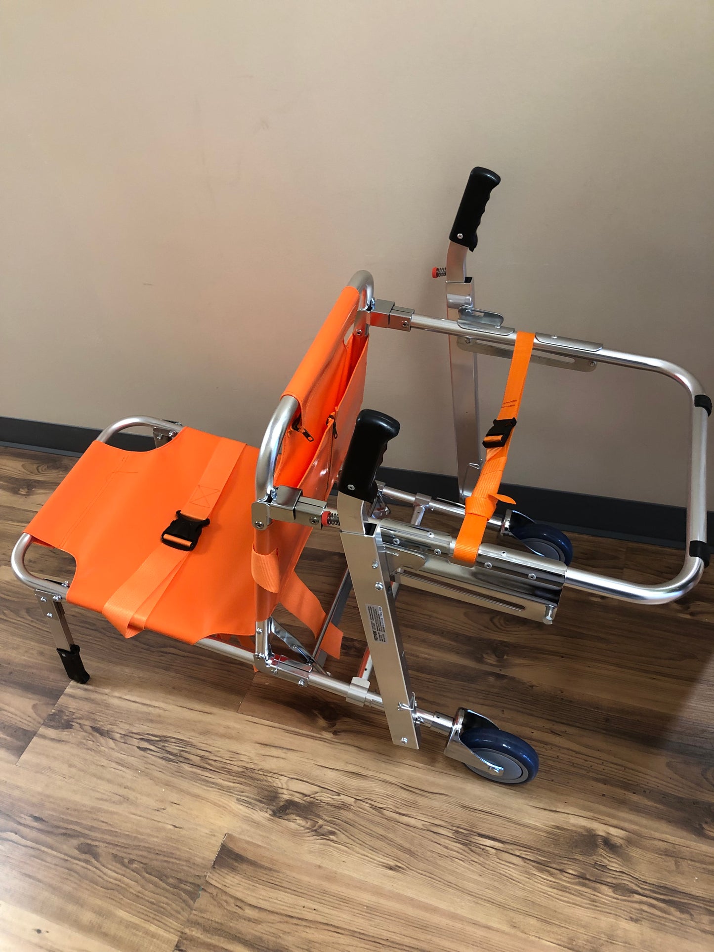Chaise-brancard d’évacuation pliante orange ( 159 kg)( 300 lb)
LOCATION DISPONIBLE
100$/ semaine , 300$ / mois