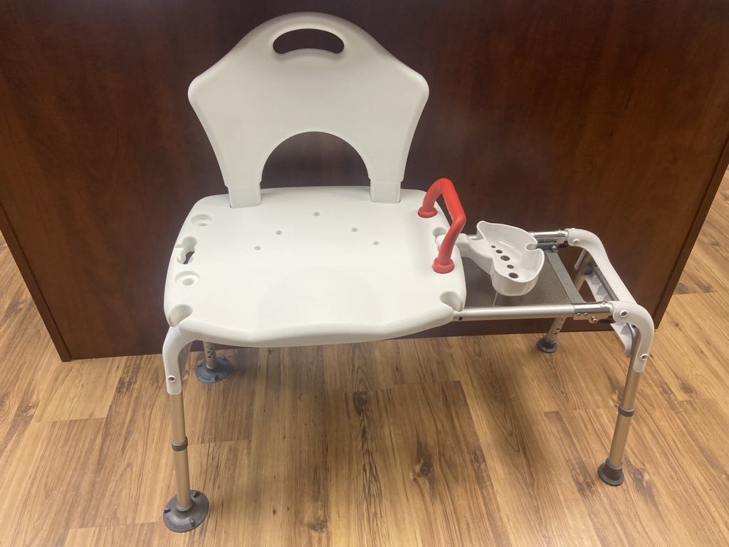 Location – Banc de transfert de bain avec dossier et poignée de sécurité,30$/s dépôt de caution remboursable si pas de bris.
