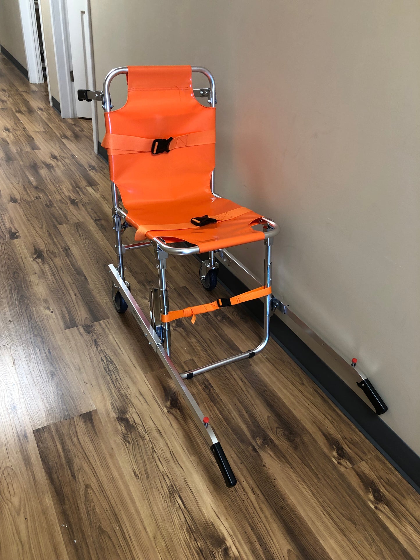 Chaise-brancard d’évacuation pliante orange ( 159 kg)( 300 lb)
LOCATION DISPONIBLE
100$/ semaine , 300$ / mois