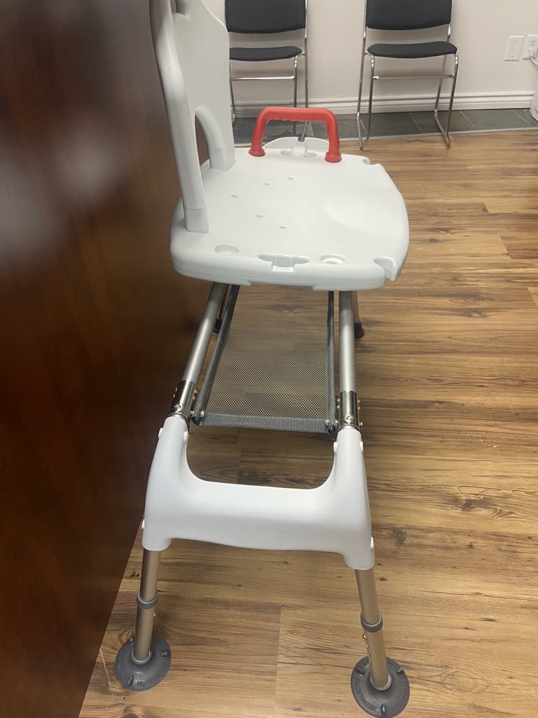 Location – Banc de transfert de bain avec dossier et poignée de sécurité,30$/s dépôt de caution remboursable si pas de bris.