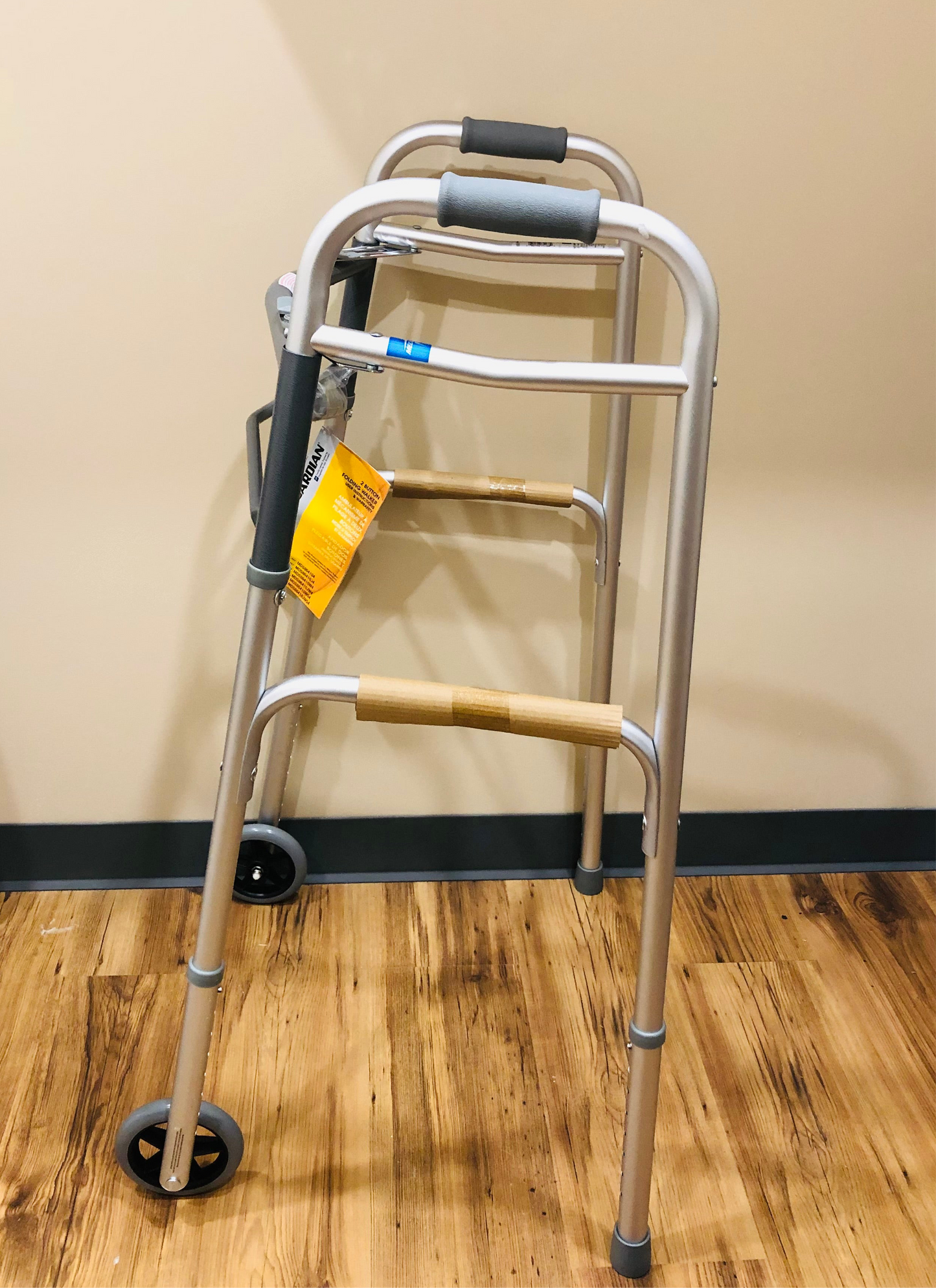 Déambulateur pliable a deux boutons en aluminium avec roues 12.7 cm avant et poignées rembourrées