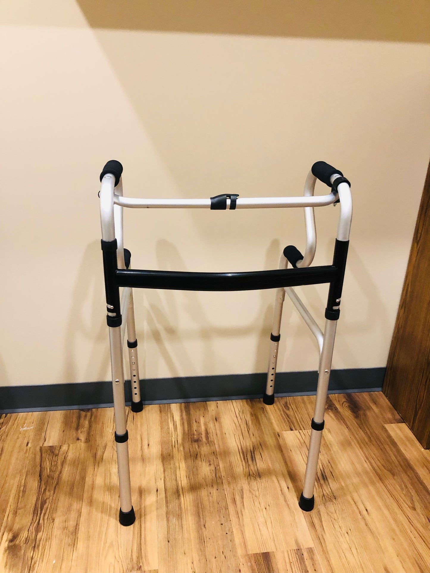 Déambulateur pliable avec poignées multiples pour assistance debout , LOCATION DISPONIBLE
Oui
Tarif recommandé : 25$ / semaine
