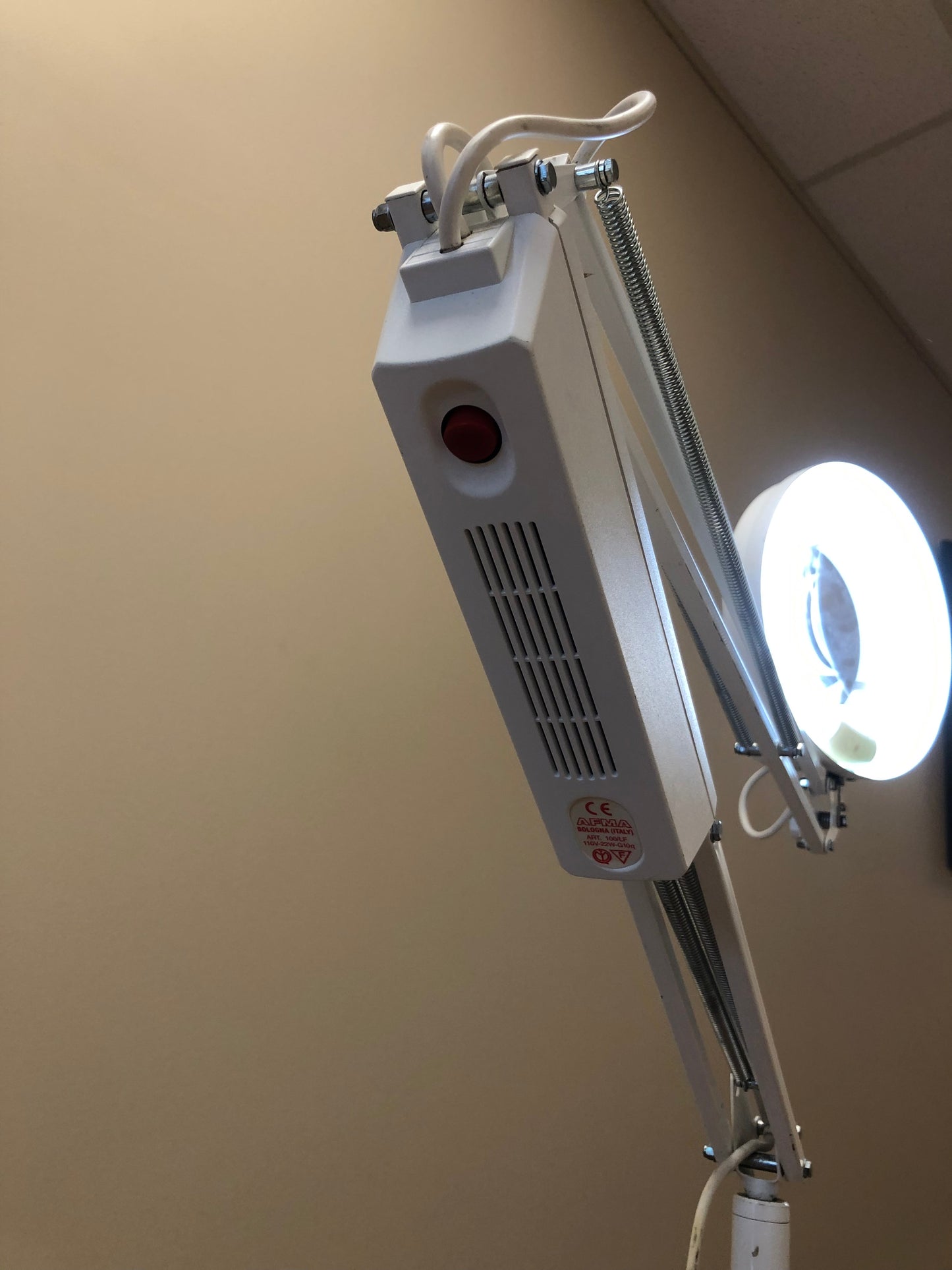 Lampe Loupe Médicale sur Pied avec roulettes éclairage circulaire Fluorescent