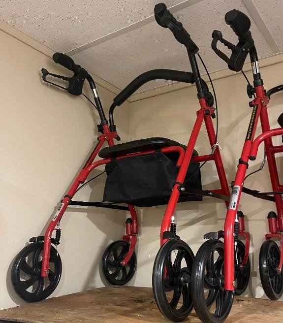 Déambulateur Drive à 4 roues — roues de 7,5 po, siège et dossier — neuf