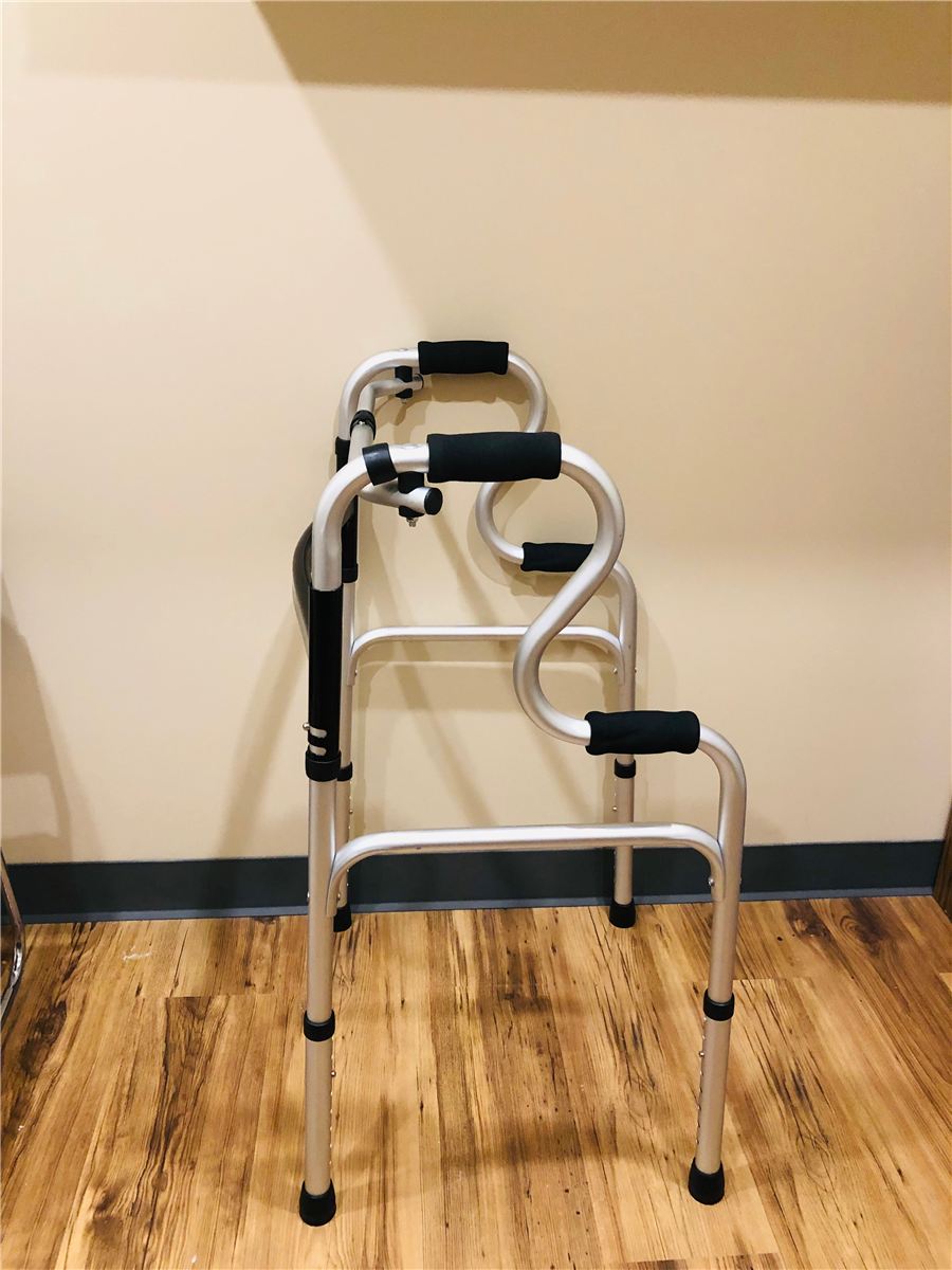 Déambulateur pliable avec poignées multiples pour assistance debout