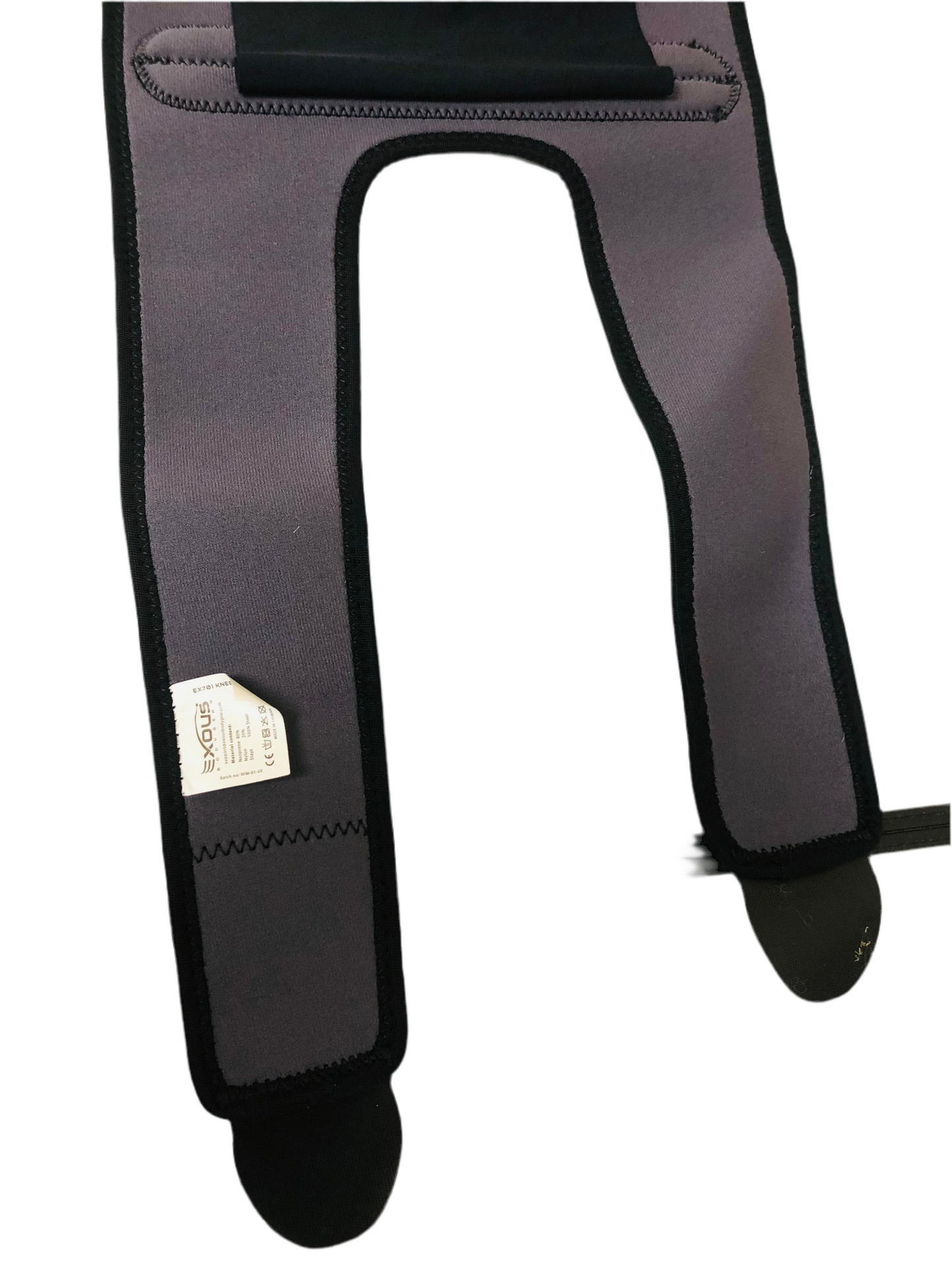 Orthèse de genou avec sangles croisées et ouverture rotulienne