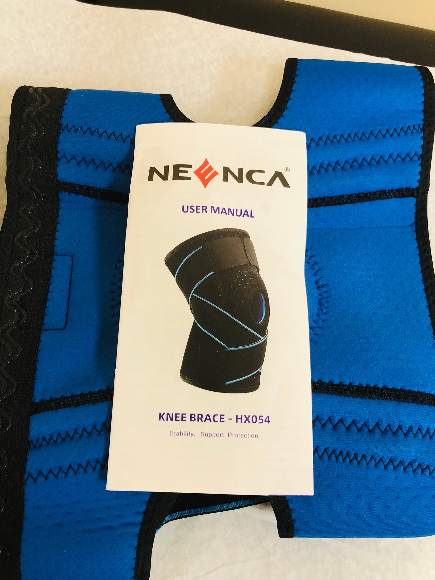 NEENCA Knee Brace HX054 — Support de genou ajustable avec stabilisateurs latéraux et coussinet de patella