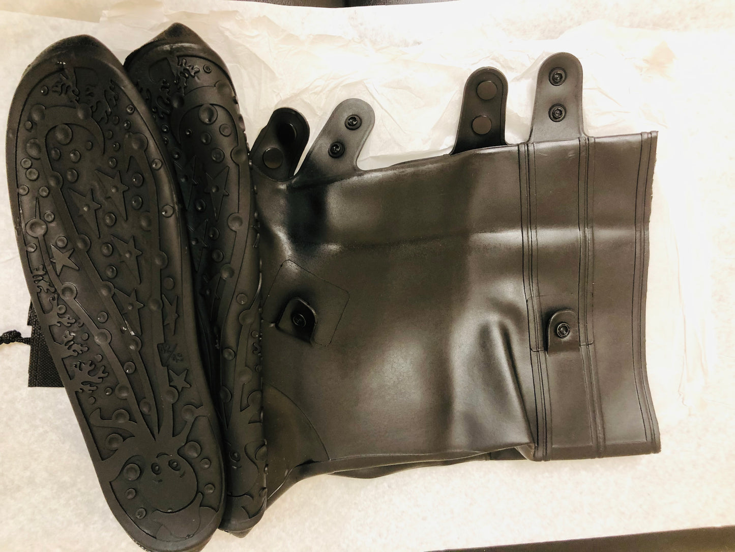 Couvre-chaussures étanches en caoutchouc noir avec semelle antidérapante et boutons pression