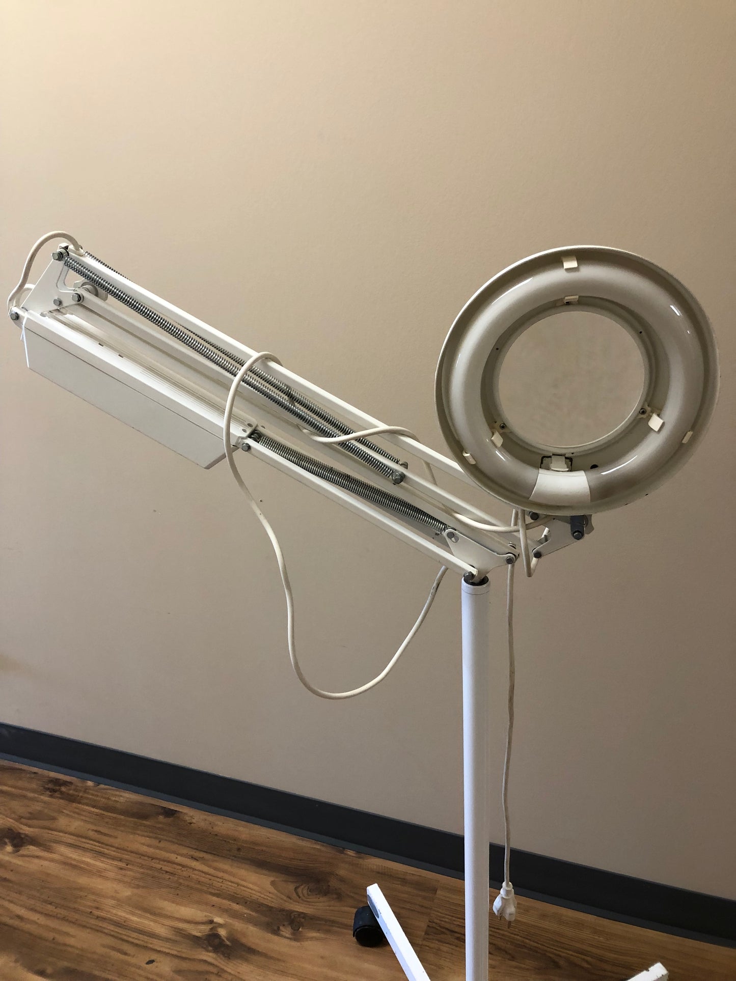 Lampe Loupe Médicale sur Pied avec roulettes éclairage circulaire Fluorescent