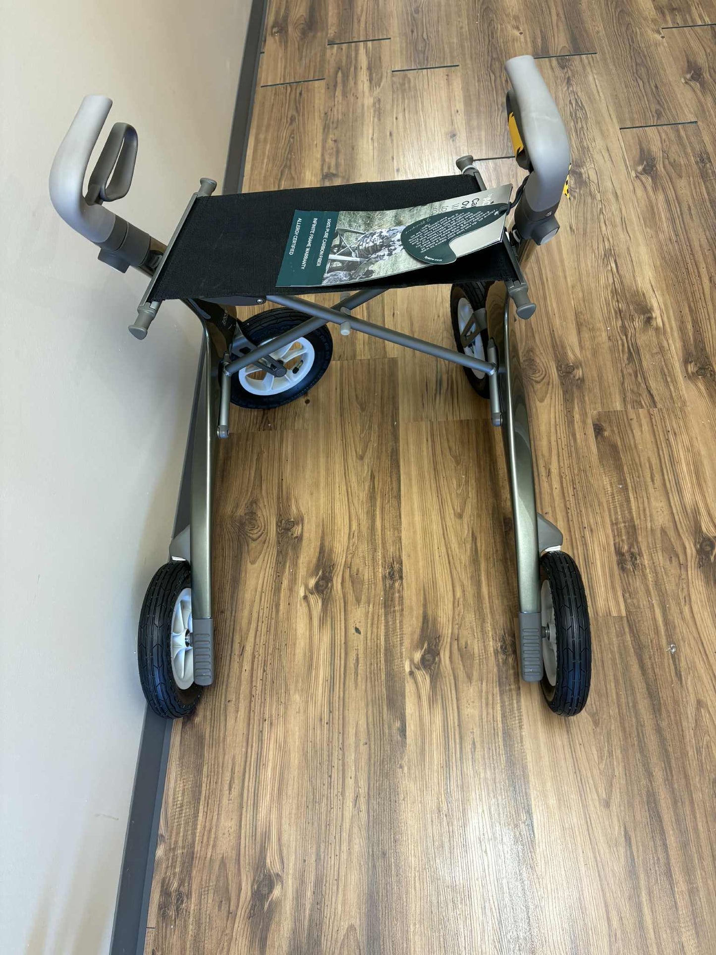 Marchettes 4 roues haut de gamme avec châssis en fibre de carbone